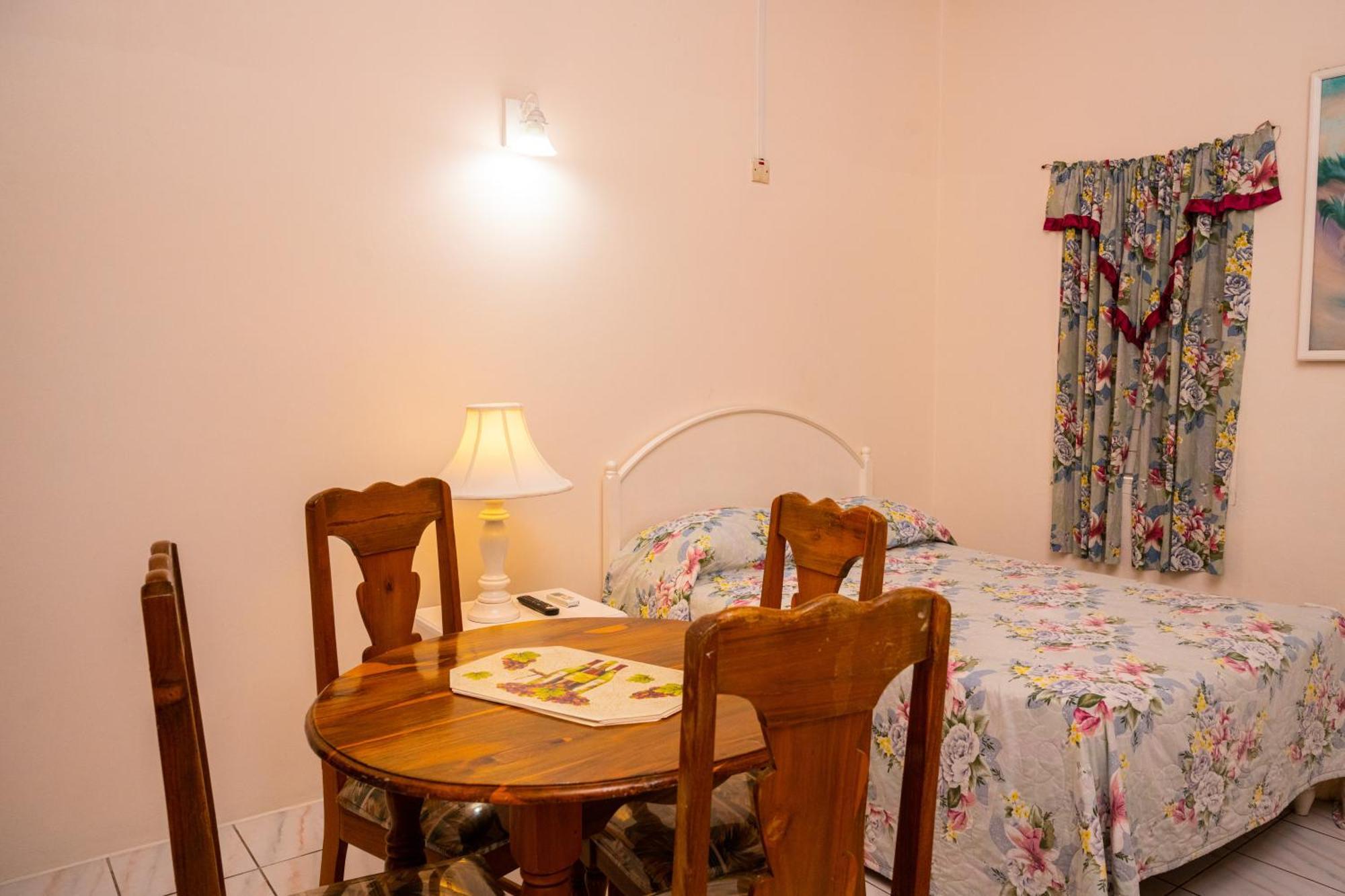 Shields Negril Villas Стая снимка