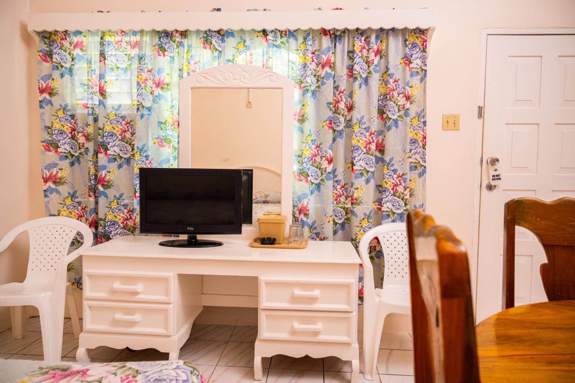 Shields Negril Villas Стая снимка